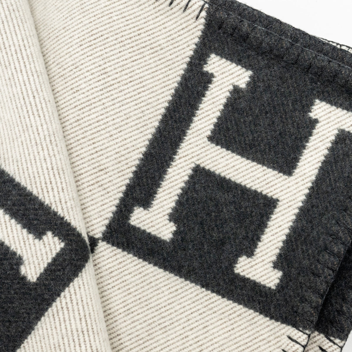 hermes-avalon-throw-blanket-wool-ecru-noir