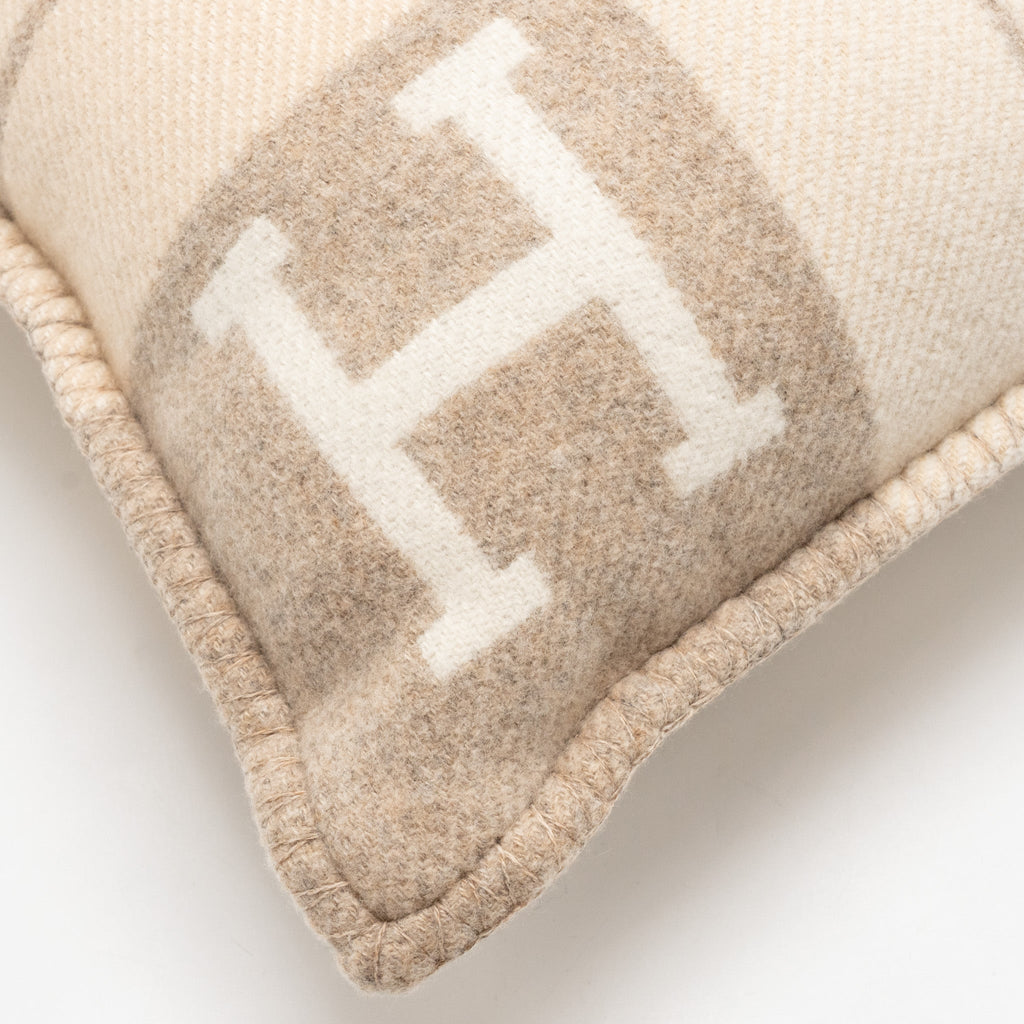 hermes-avalon-â²-pillow-small-model-coco-camomille