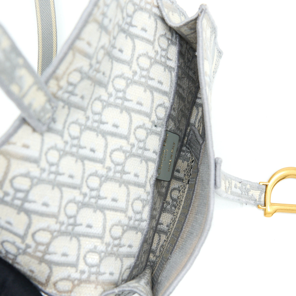 dior-saddle-slim-pouch-light-grey-dior-oblique-embroidery
