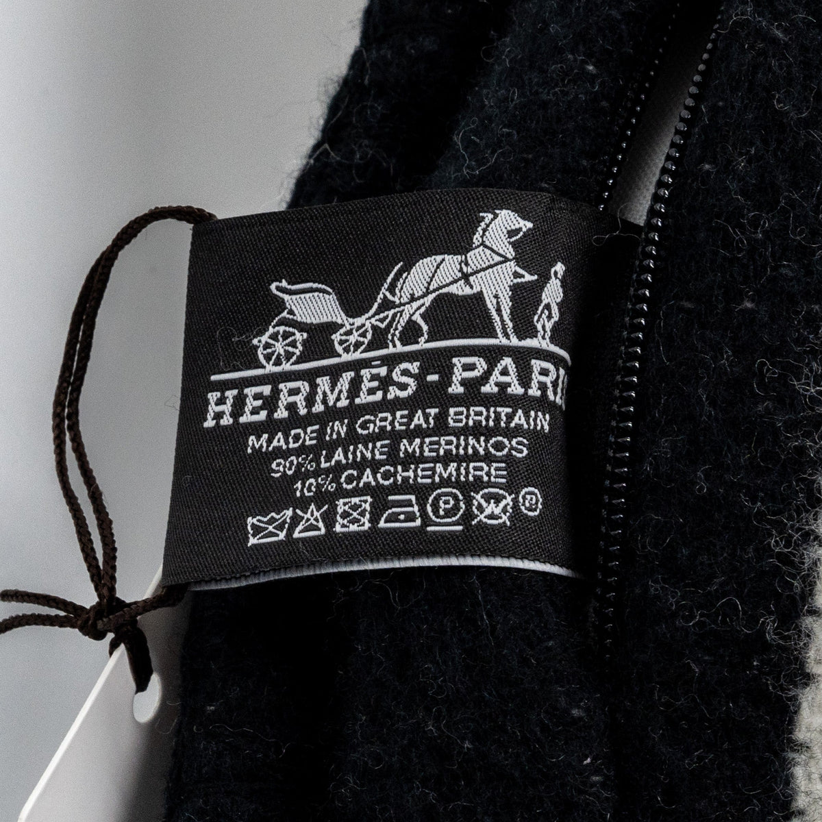 hermes-avalon-pillow-small-model-ecru-gris-fonce-4