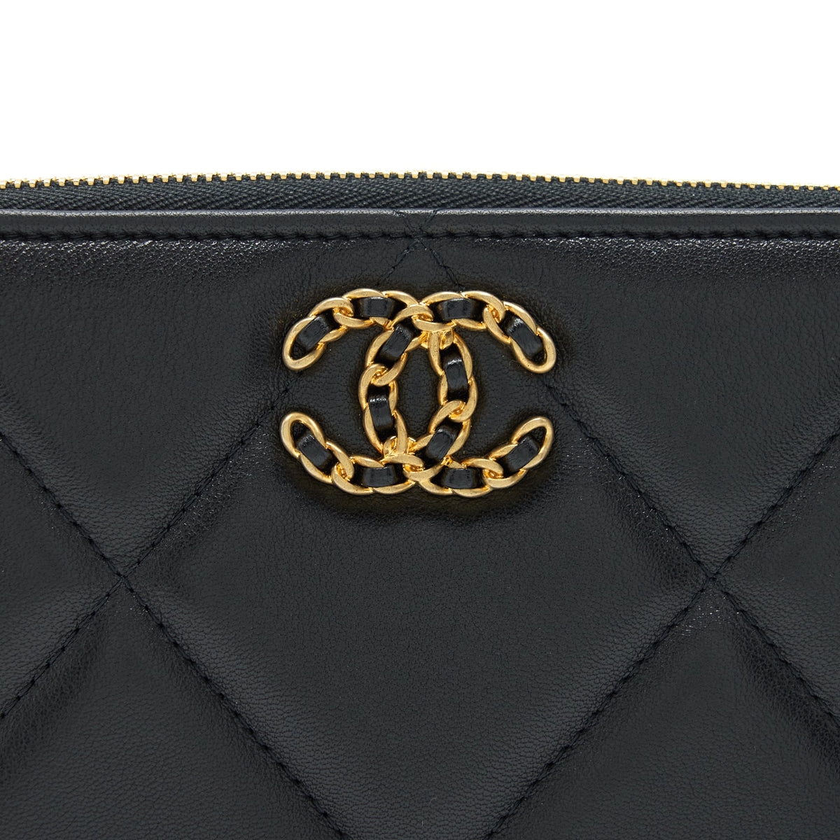 chanel-19-pouch-lambskin-black-ghw