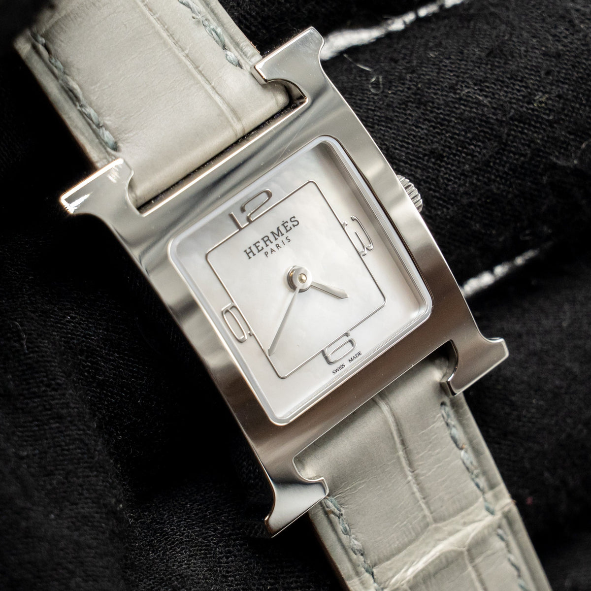 hermes-25mm-heure-h-watch-small-model-mother-of-pearl-dial-with-matt-alligator-strap-gris-perle-shw