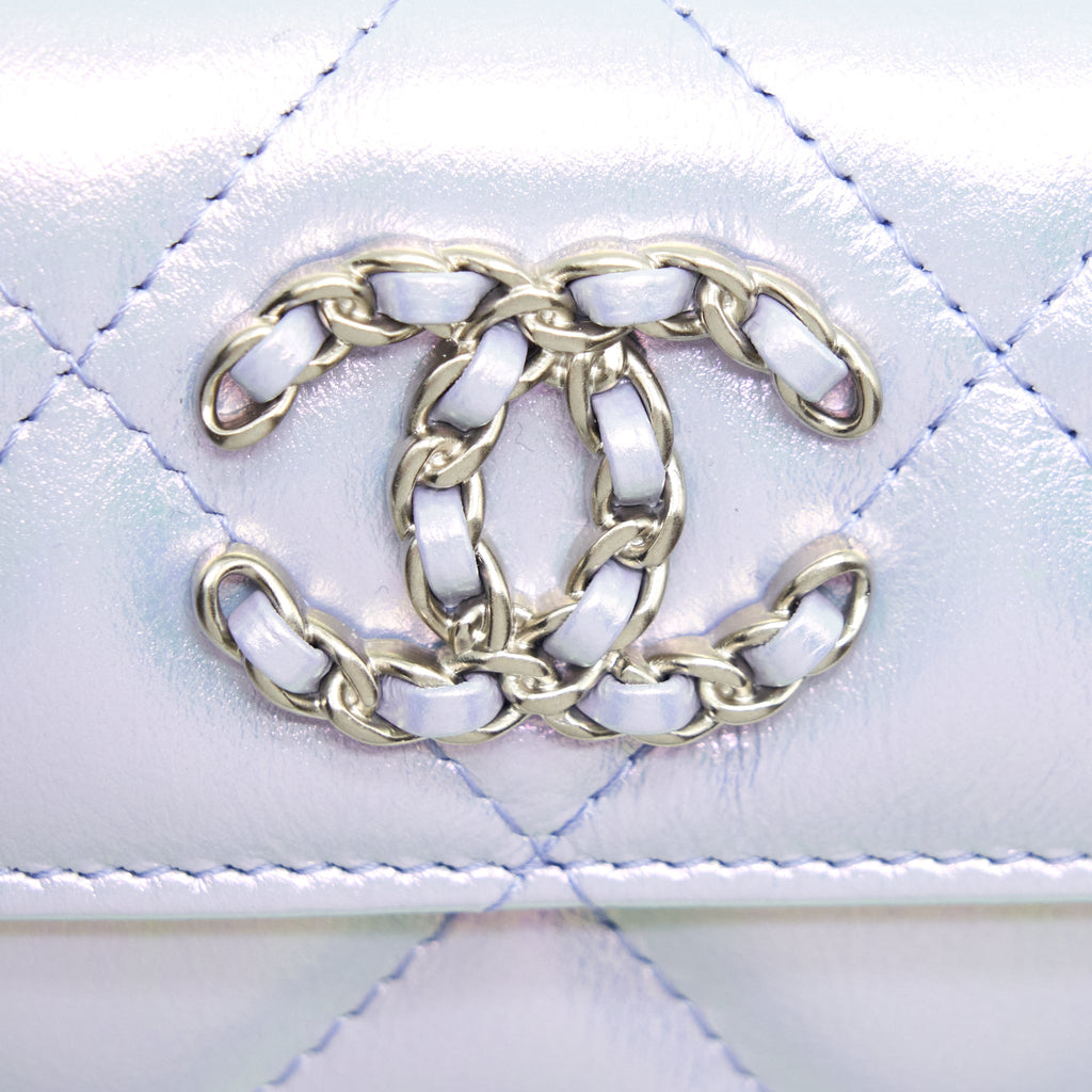 chanel-19-flap-card-holder-calfskin-iridescent-light-purple-shw