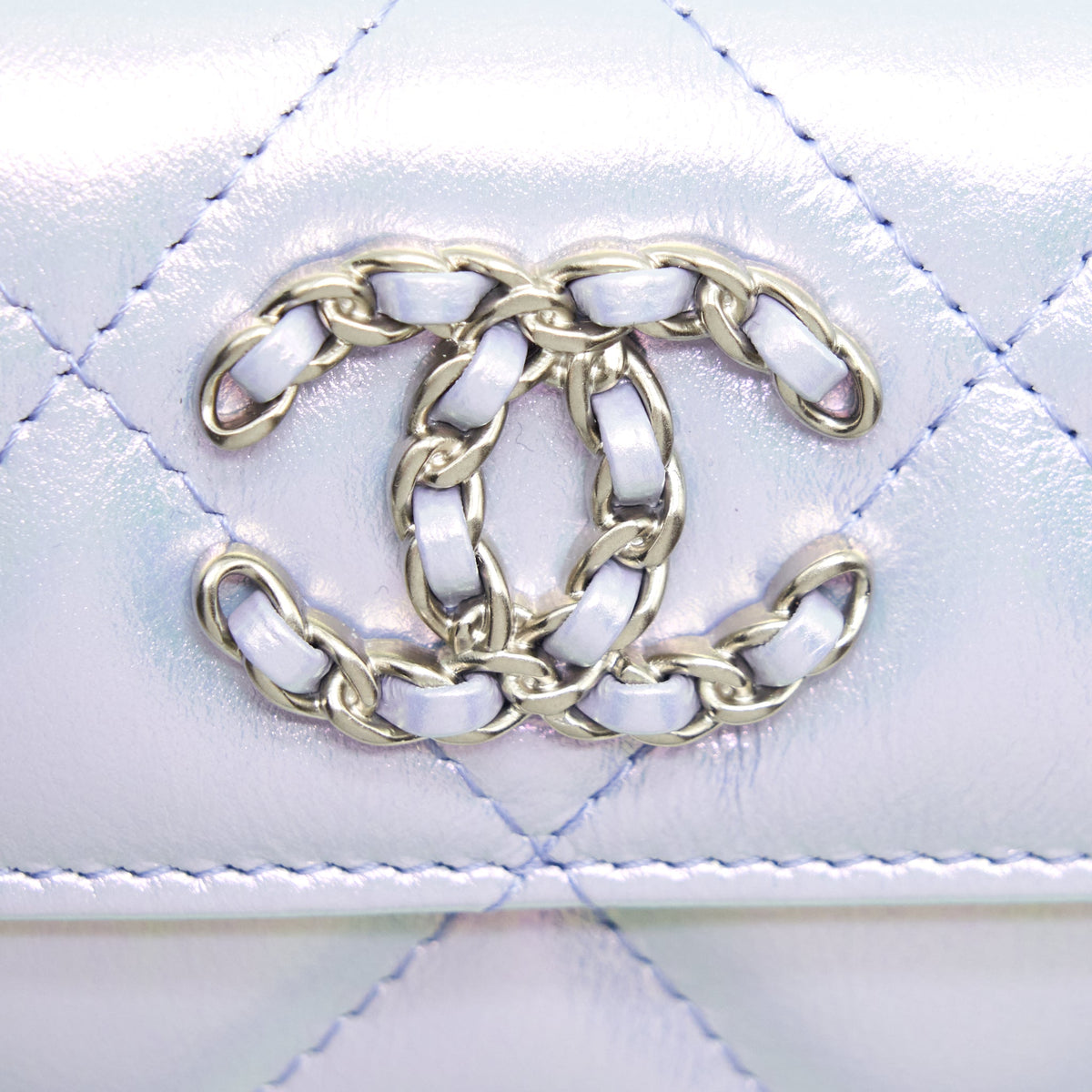 chanel-19-flap-card-holder-calfskin-iridescent-light-purple-shw