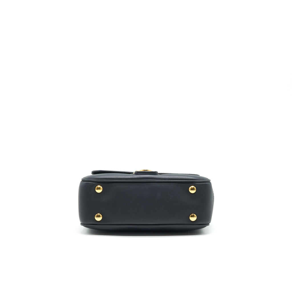 burberry-small-dk88-top-handle-bag-black