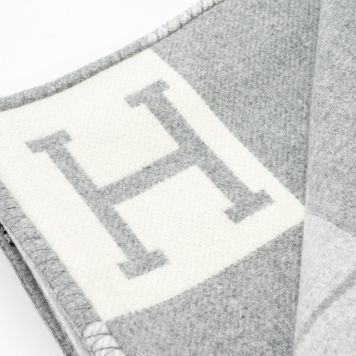 hermes-avalon-throw-blanket-gris-clair-5