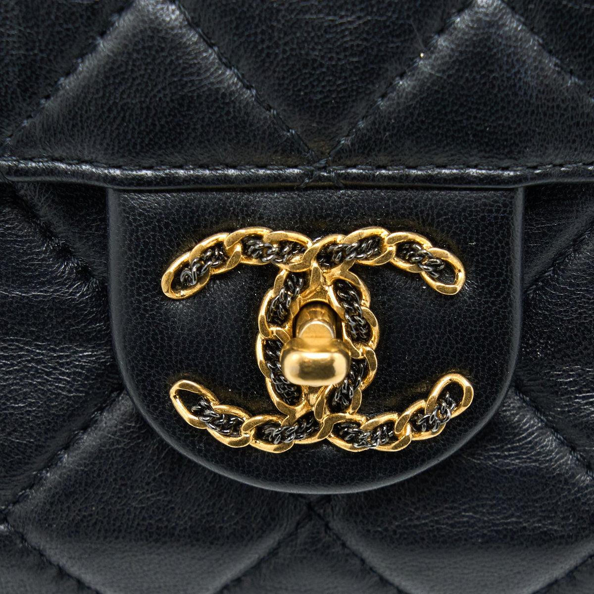 chanel-cc-logo-flap-bag-lambskin-black-multicolour-hardware-microchip