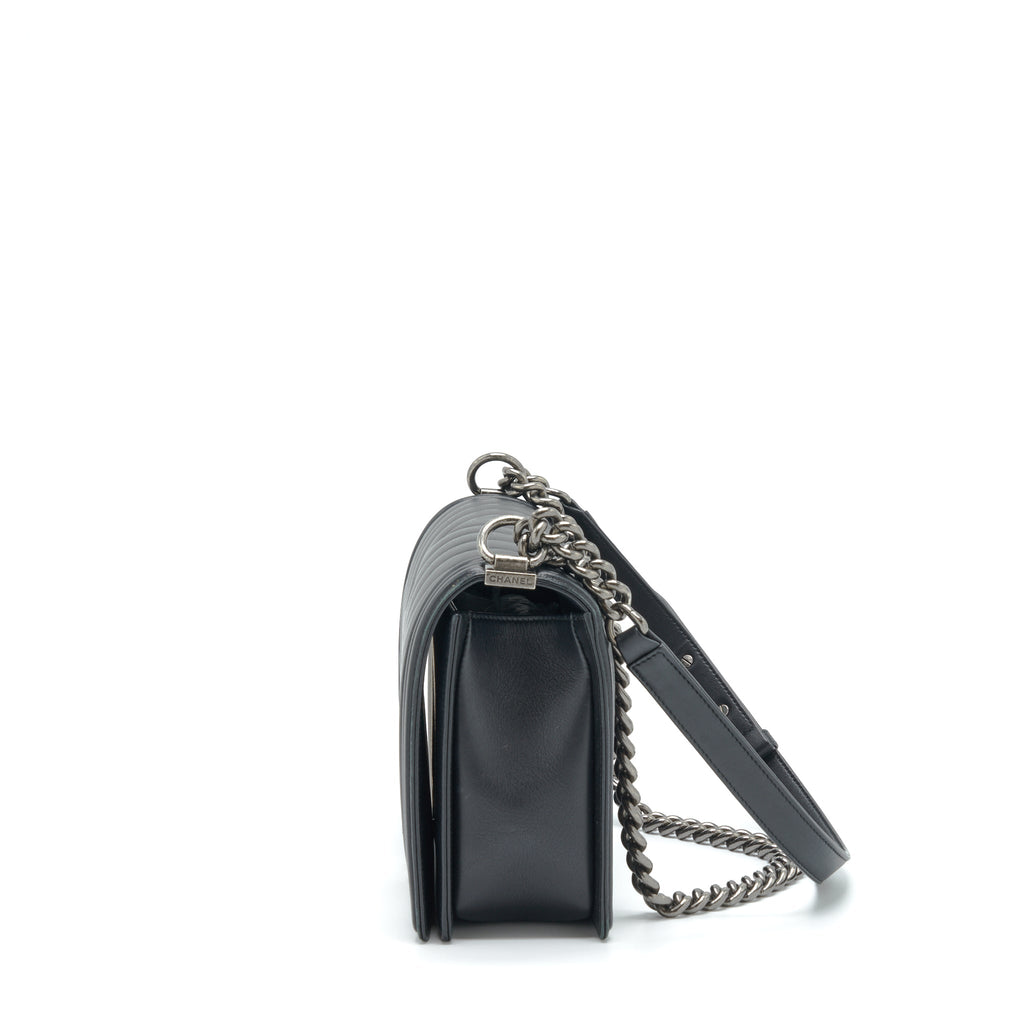chanel-medium-chevron-boy-bag-calfskin-black-ruthenium-hardware