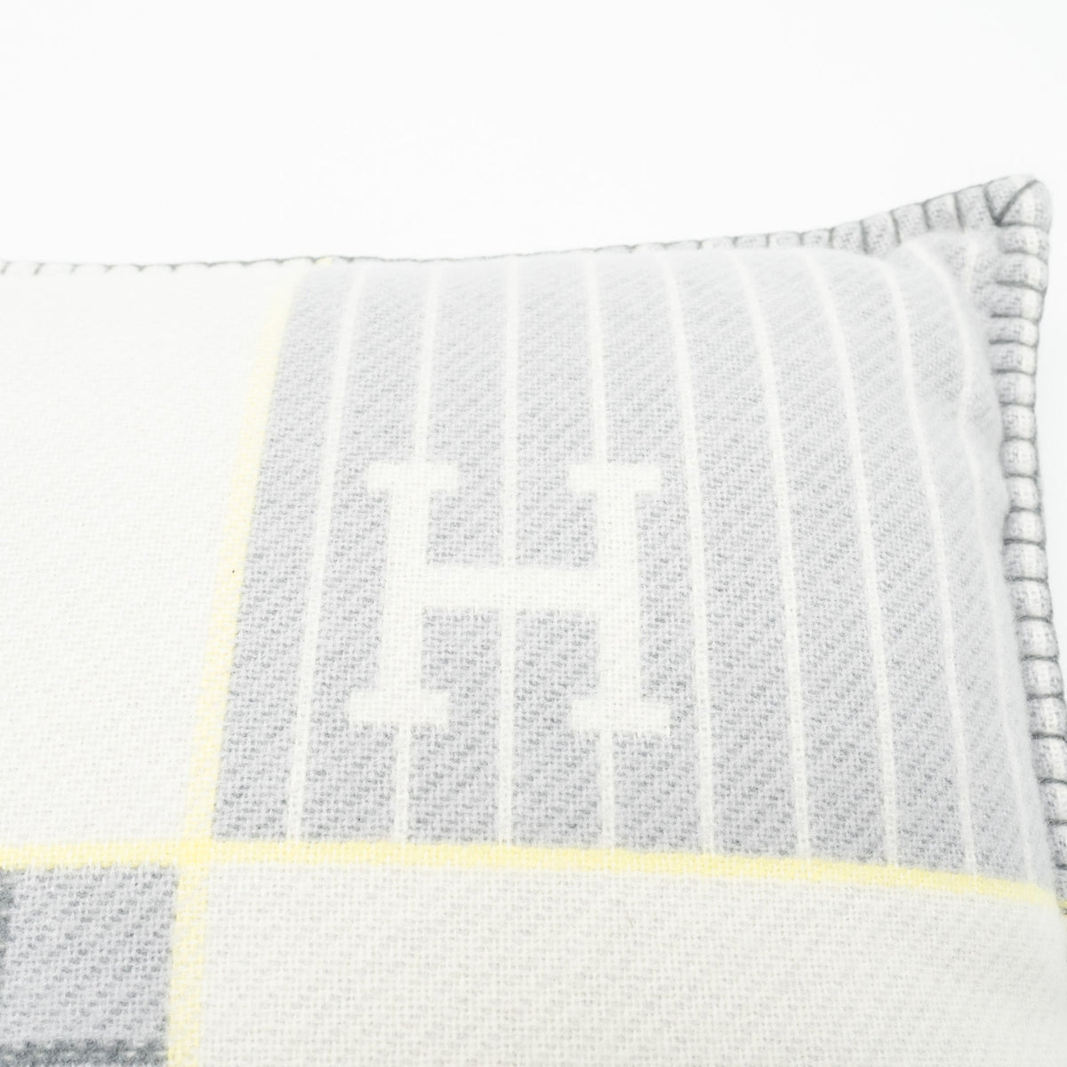 hermes-baby-avalon-pillow-laine-merinos-cashmere-gris-perle-1