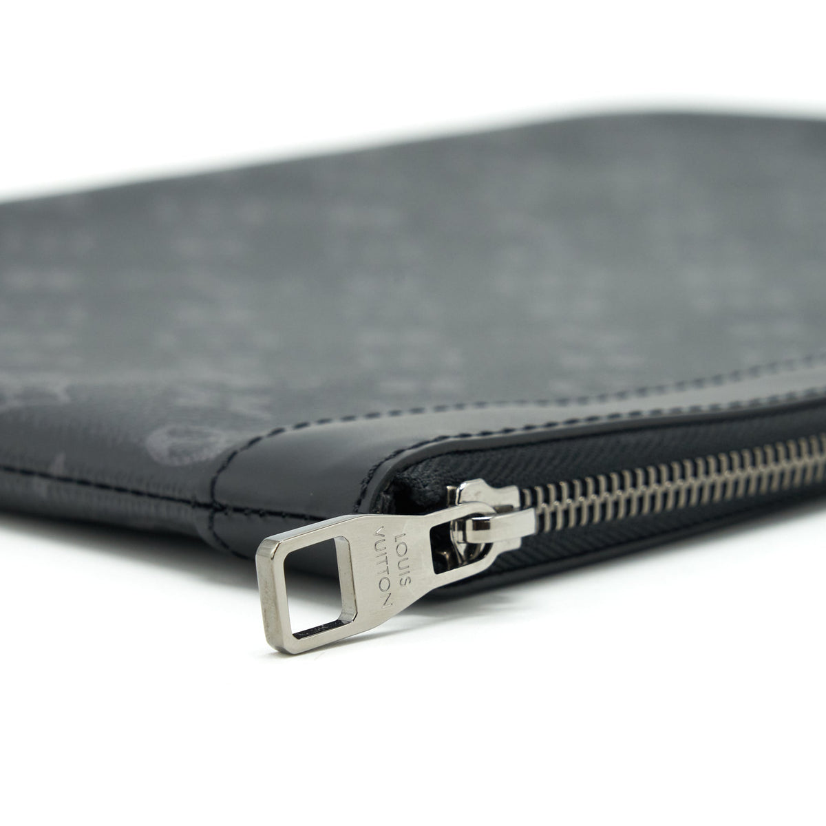 louis-vuitton-discovery-pouch-monogram-eclipse-coated-canvas-exterior