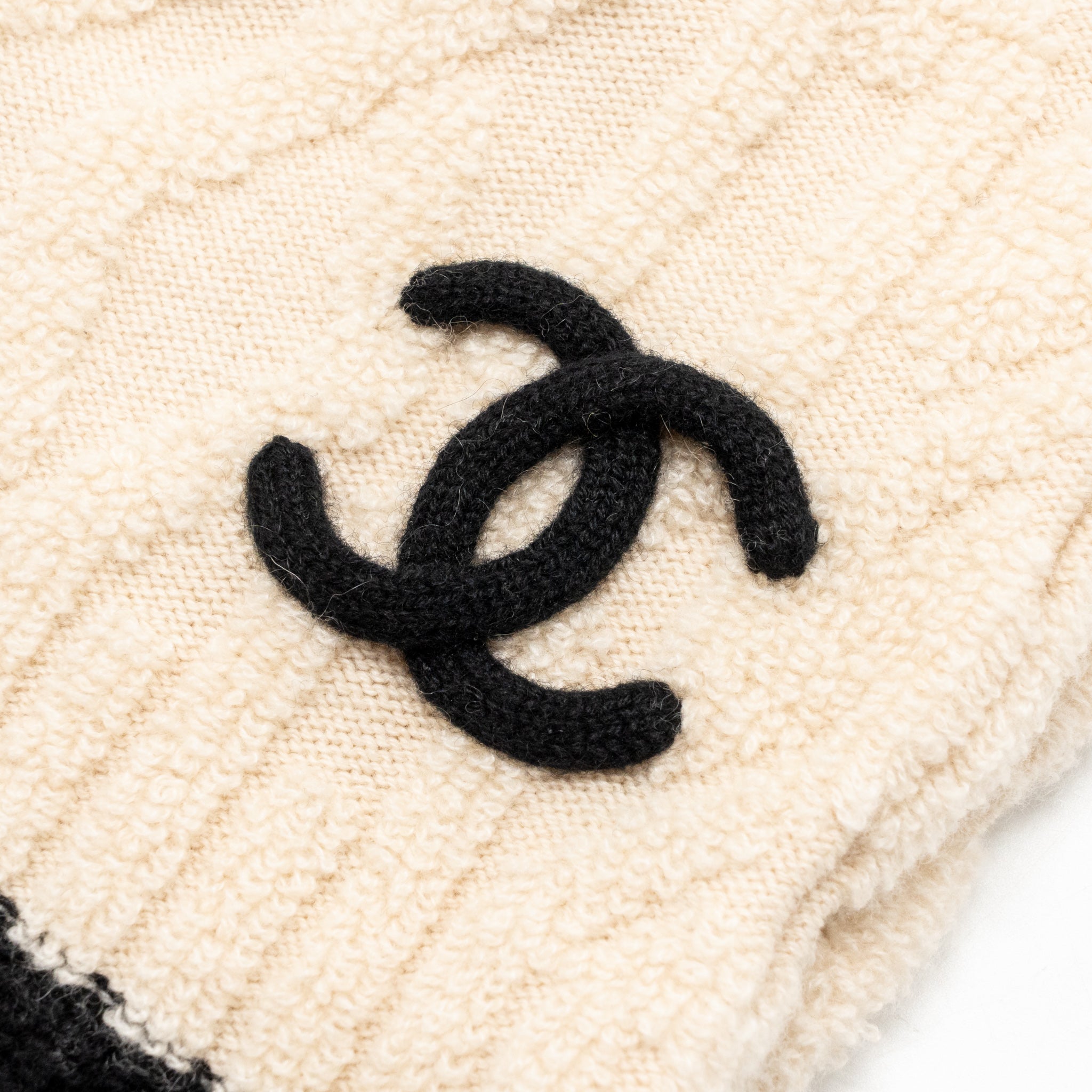 chanel-cc-knit-scarf-cashmere-beige-black