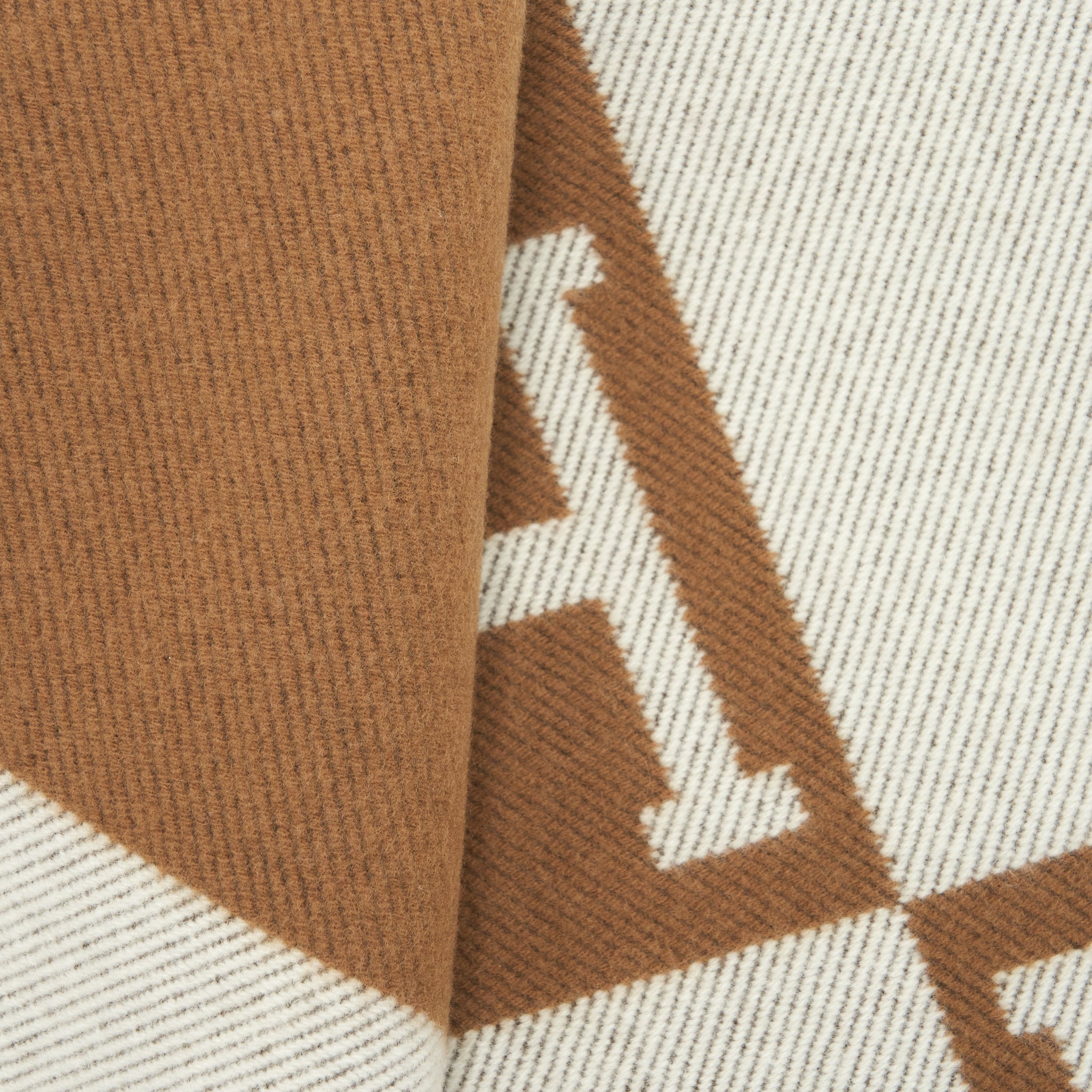 hermes-avalon-throw-blanket-ecru-camel-2