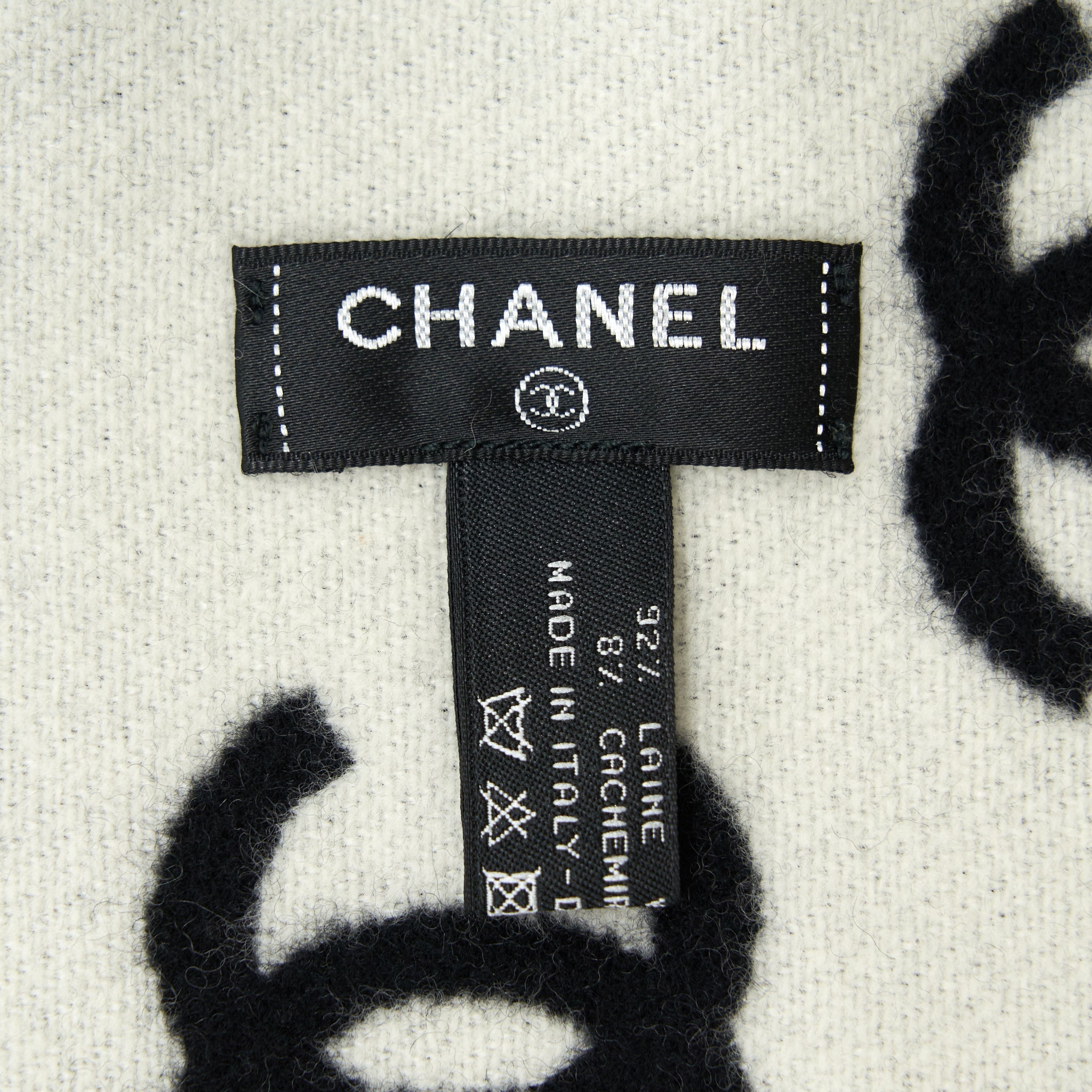 chanel-cc-full-logo-wool-cashmere-double-side-scarf-black-white