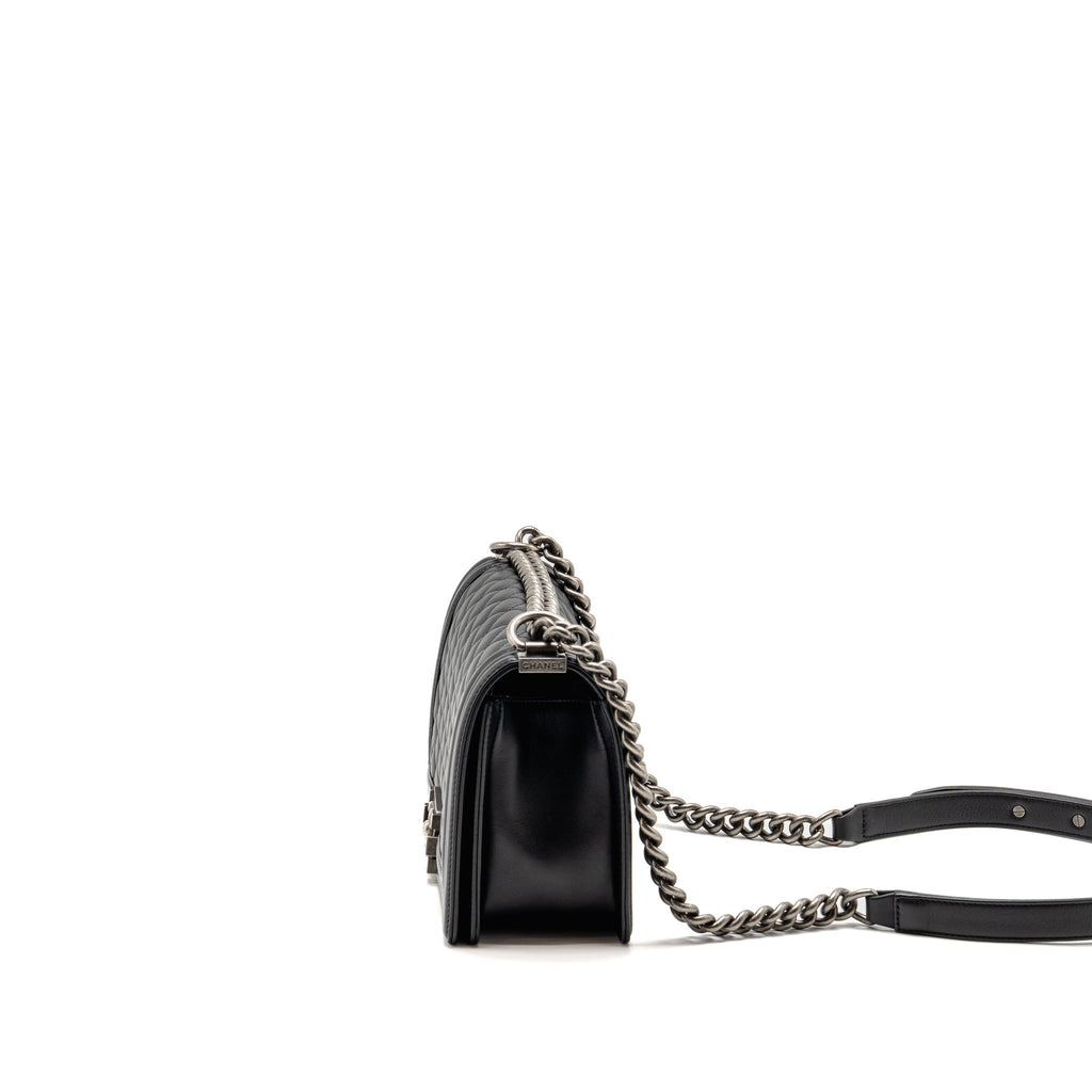 chanel-medium-boy-bag-lambskin-black-shw