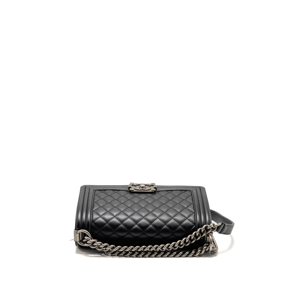 chanel-medium-boy-bag-lambskin-black-shw