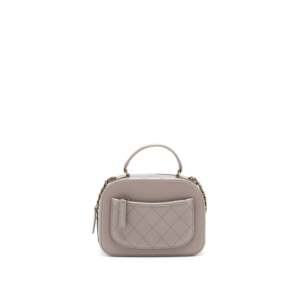 chanel-cc-logo-vanity-with-handle-and-chain-grey-with-ghw