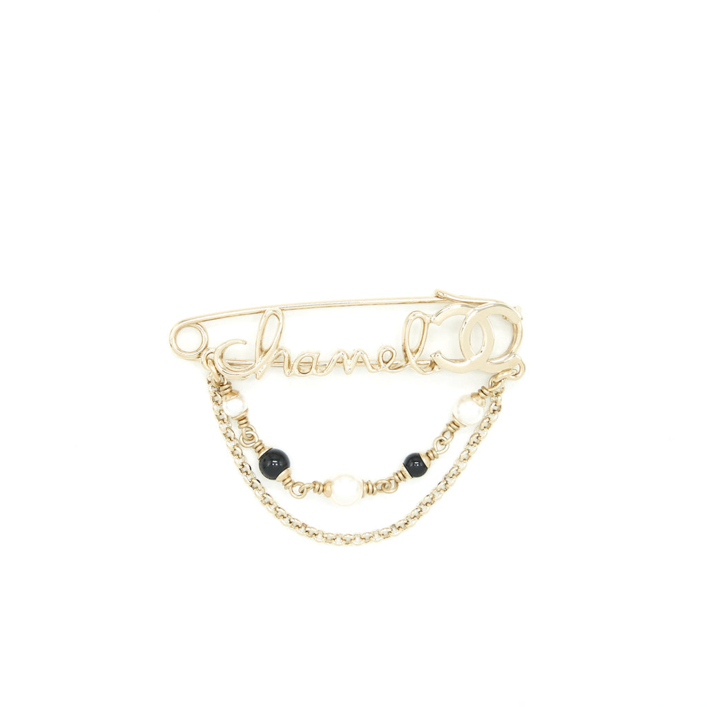 chanel-22p-pin-letter-brooch-lghw