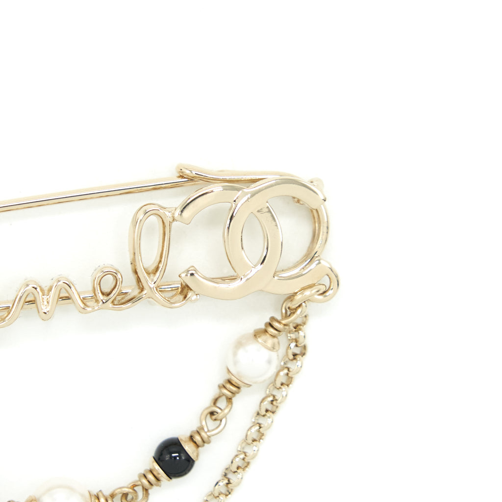 chanel-22p-pin-letter-brooch-lghw