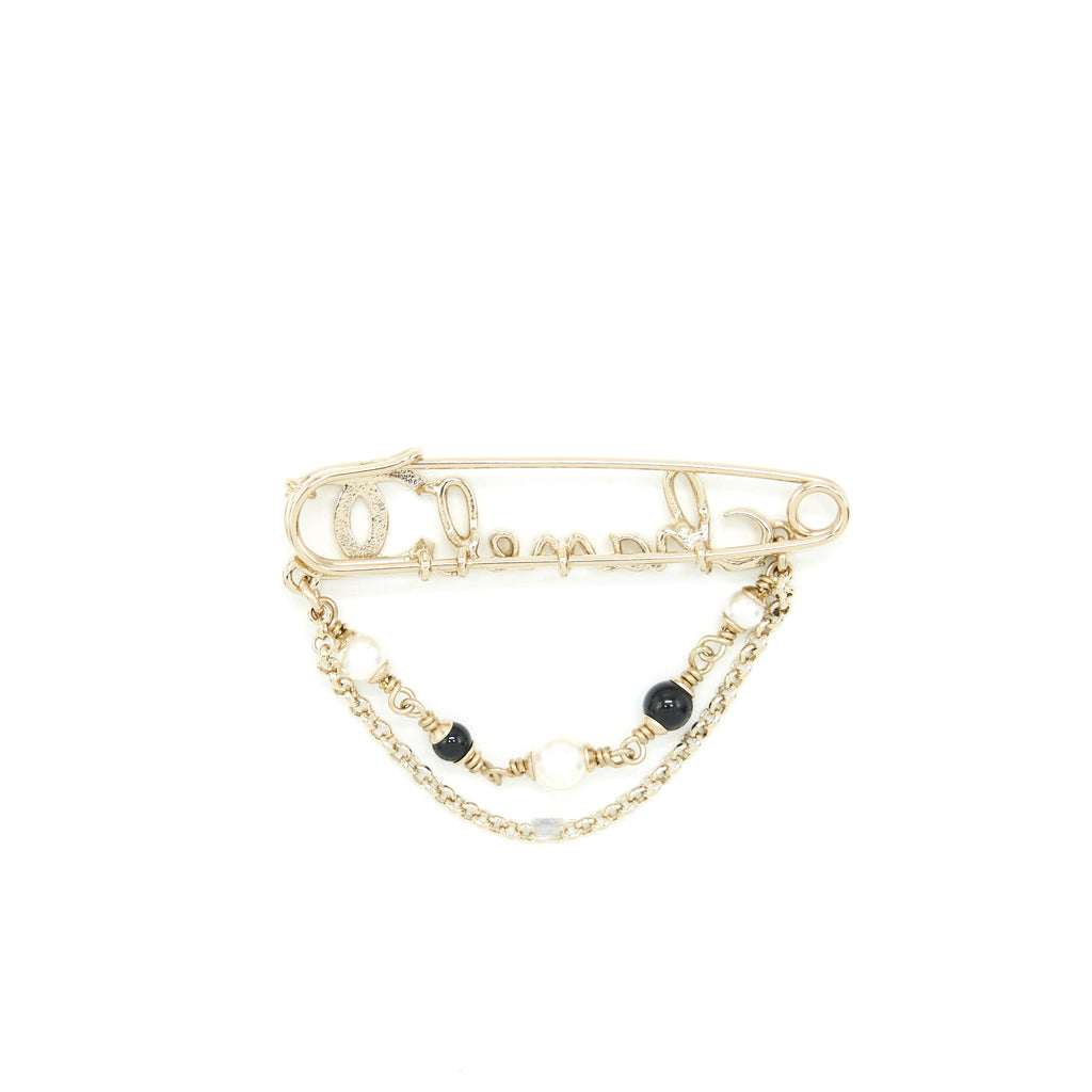 chanel-22p-pin-letter-brooch-lghw