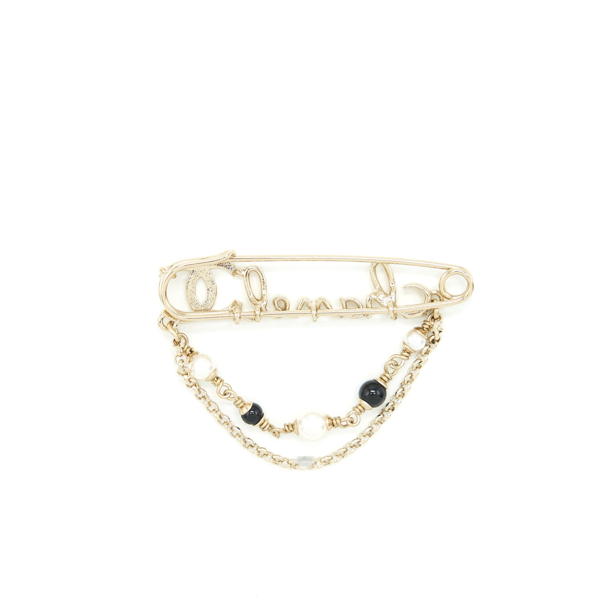 chanel-22p-pin-letter-brooch-lghw