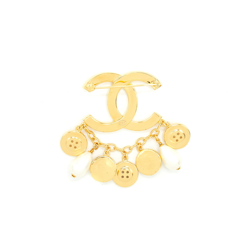 chanel-20a-seasonal-cc-logo-pearls-and-button-brooch-gold