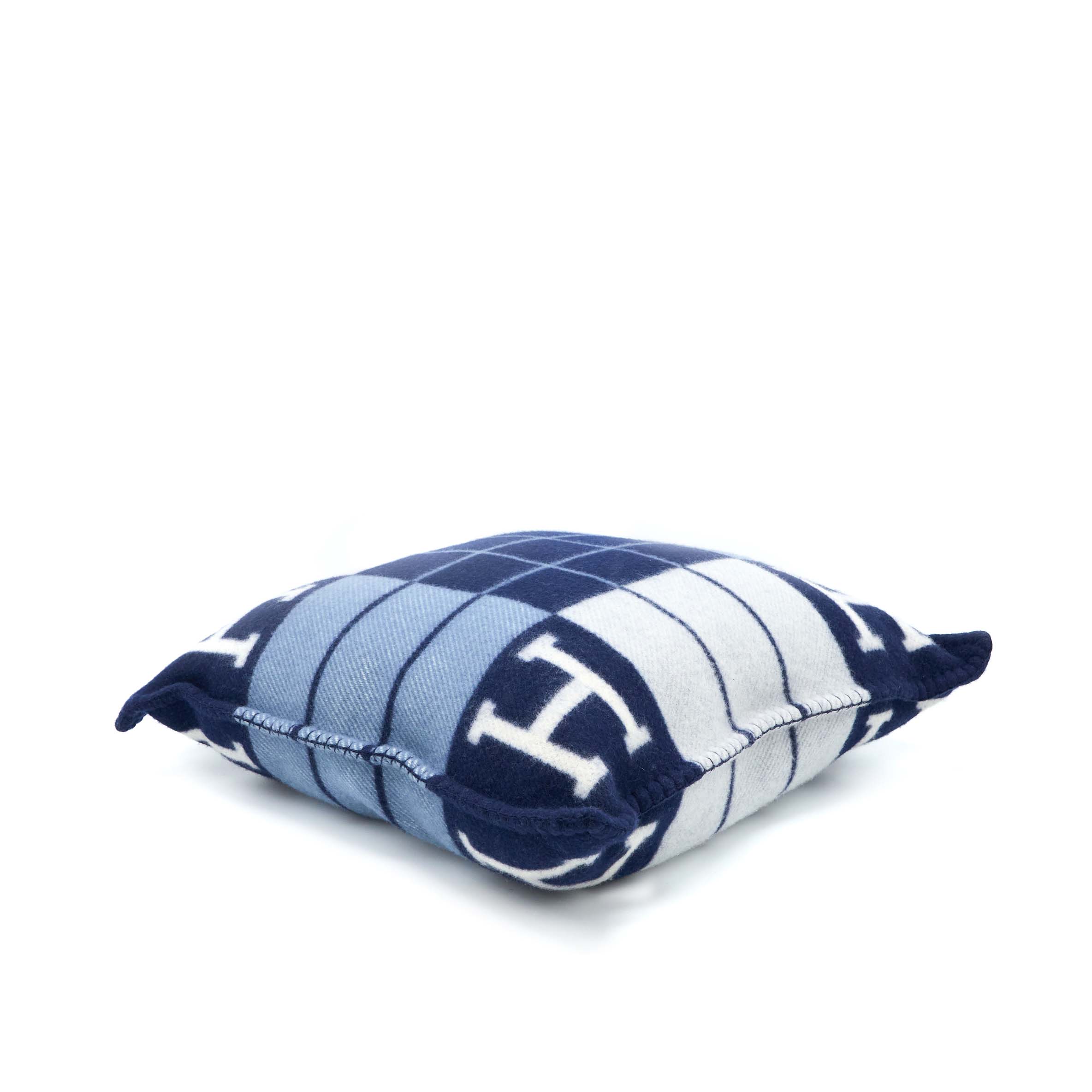 hermes-avalon-pillow-small-model-ecru-caban