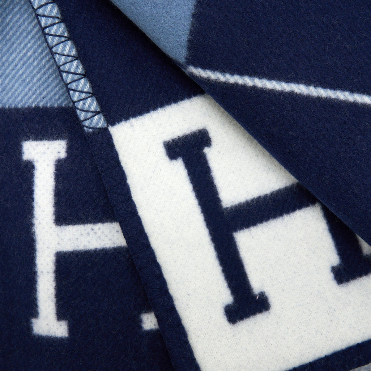 hermes-avalon-thrown-blanket-ecru-caban