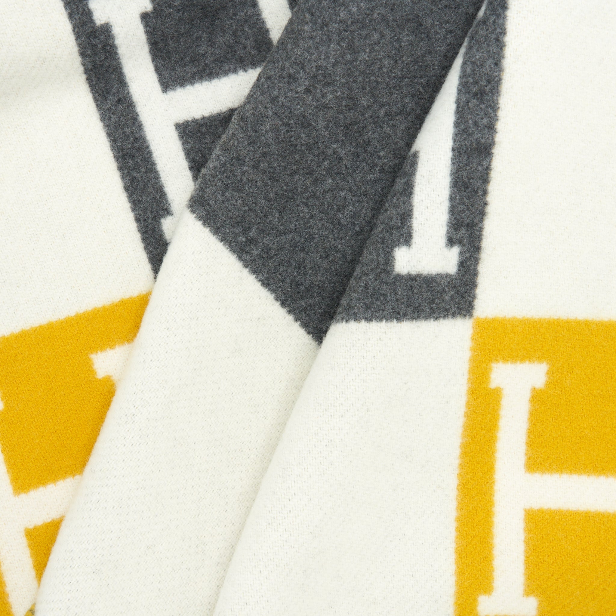 hermes-avalon-throw-blanket-gris-soleil-1