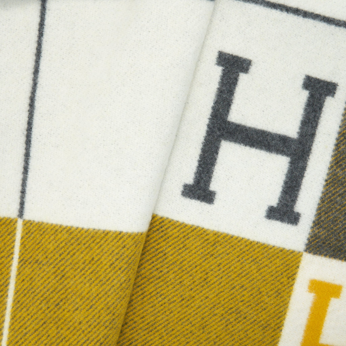 hermes-avalon-throw-blanket-gris-soleil-1