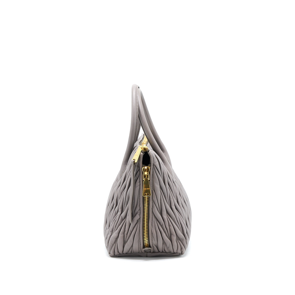 miumiu-matelasse-tote-bag-lambskin-argilla-ghw