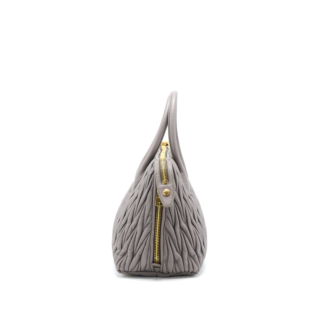 miumiu-matelasse-tote-bag-lambskin-argilla-ghw