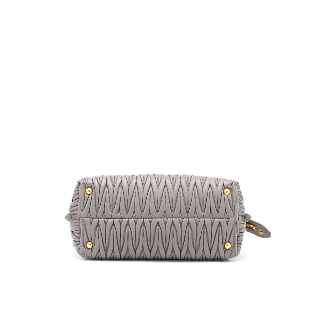 miumiu-matelasse-tote-bag-lambskin-argilla-ghw