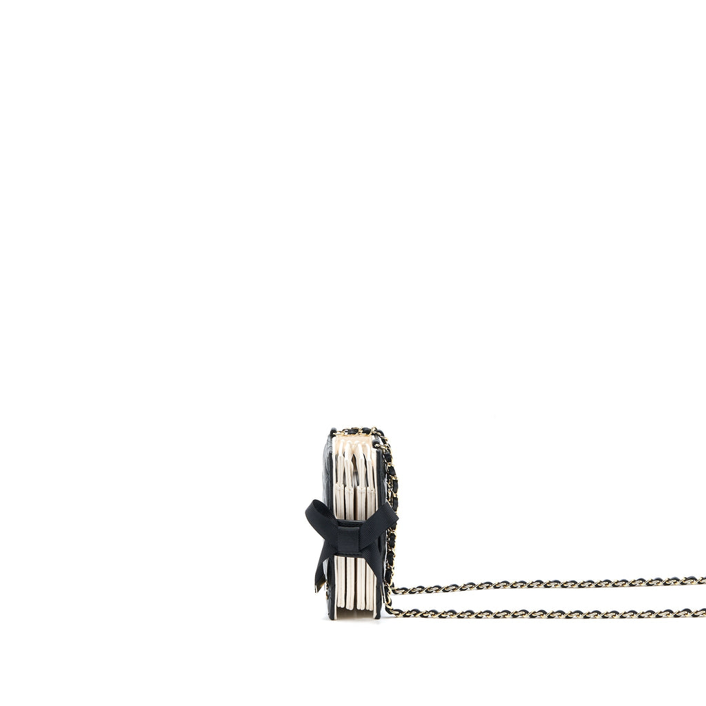chanel-22b-mini-book-card-holder-with-chains-black-lghw