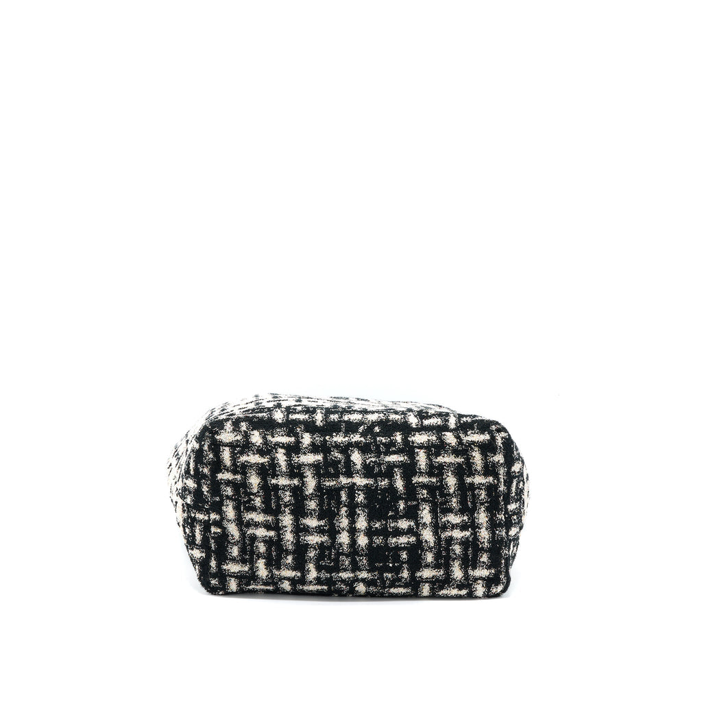 chanel-22k-beach-bag-with-towel-black-ecru