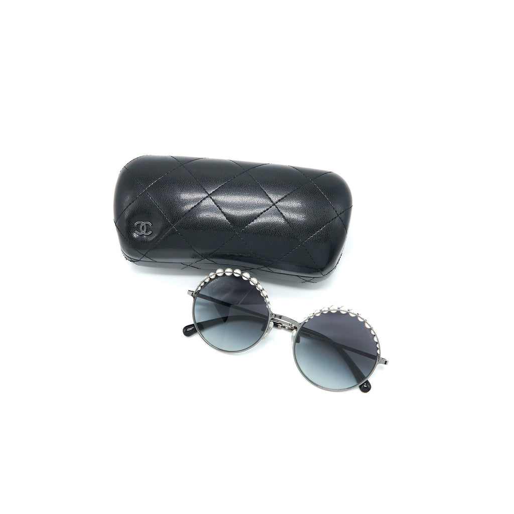 chanel-4234h-round-sunglasses-with-pearl-black-shw
