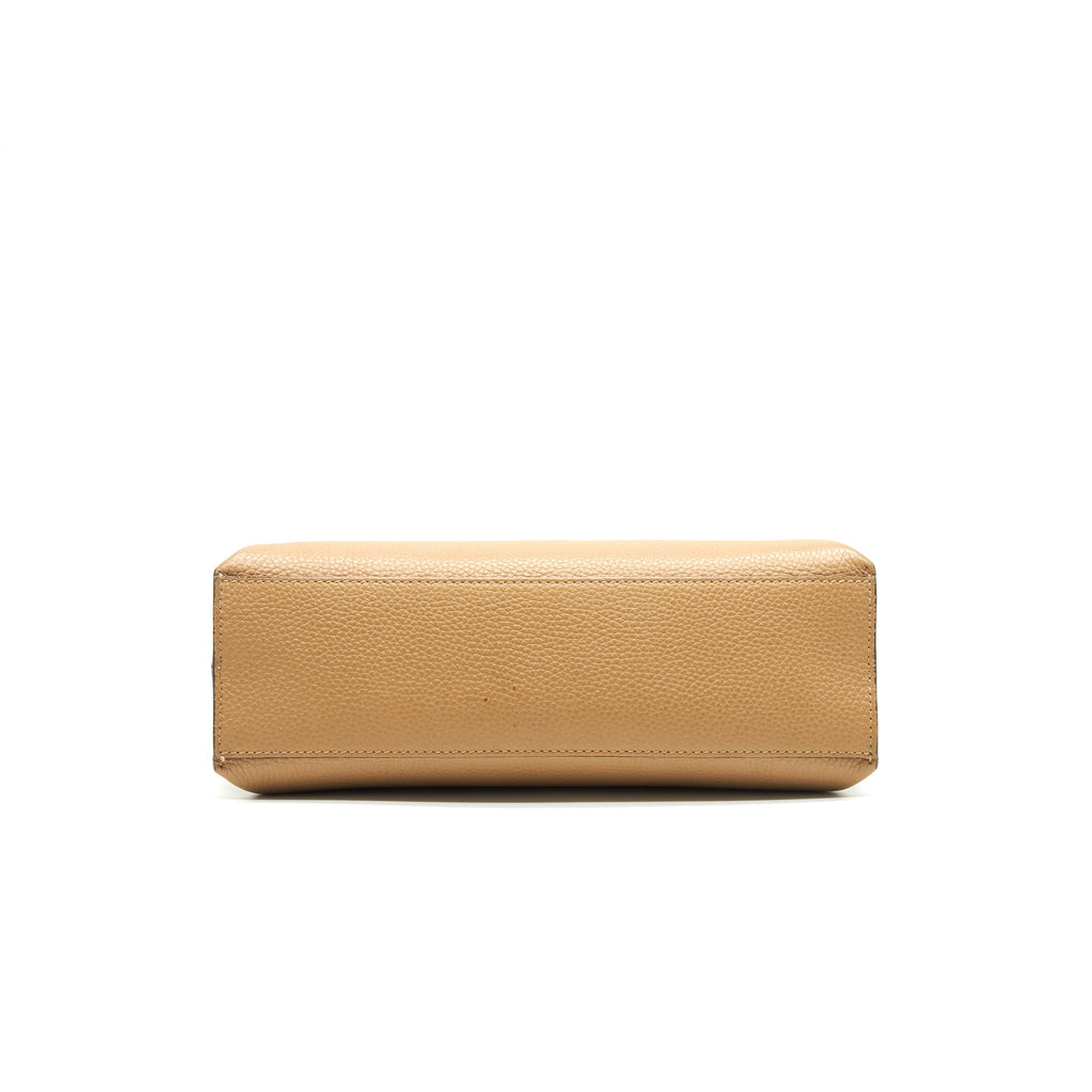 gucci-bamboo-daily-leather-top-handle-bag-beige