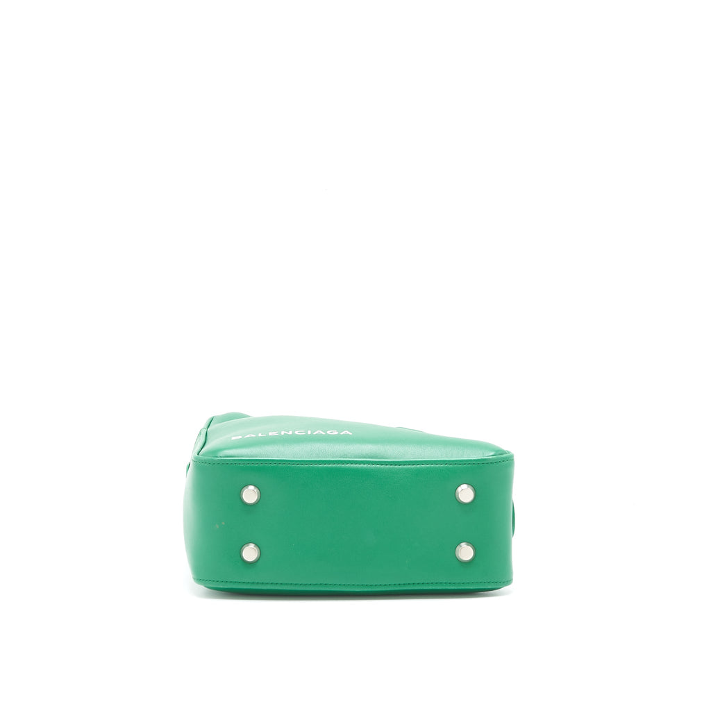 balenciaga-triangle-duffle-bag-green