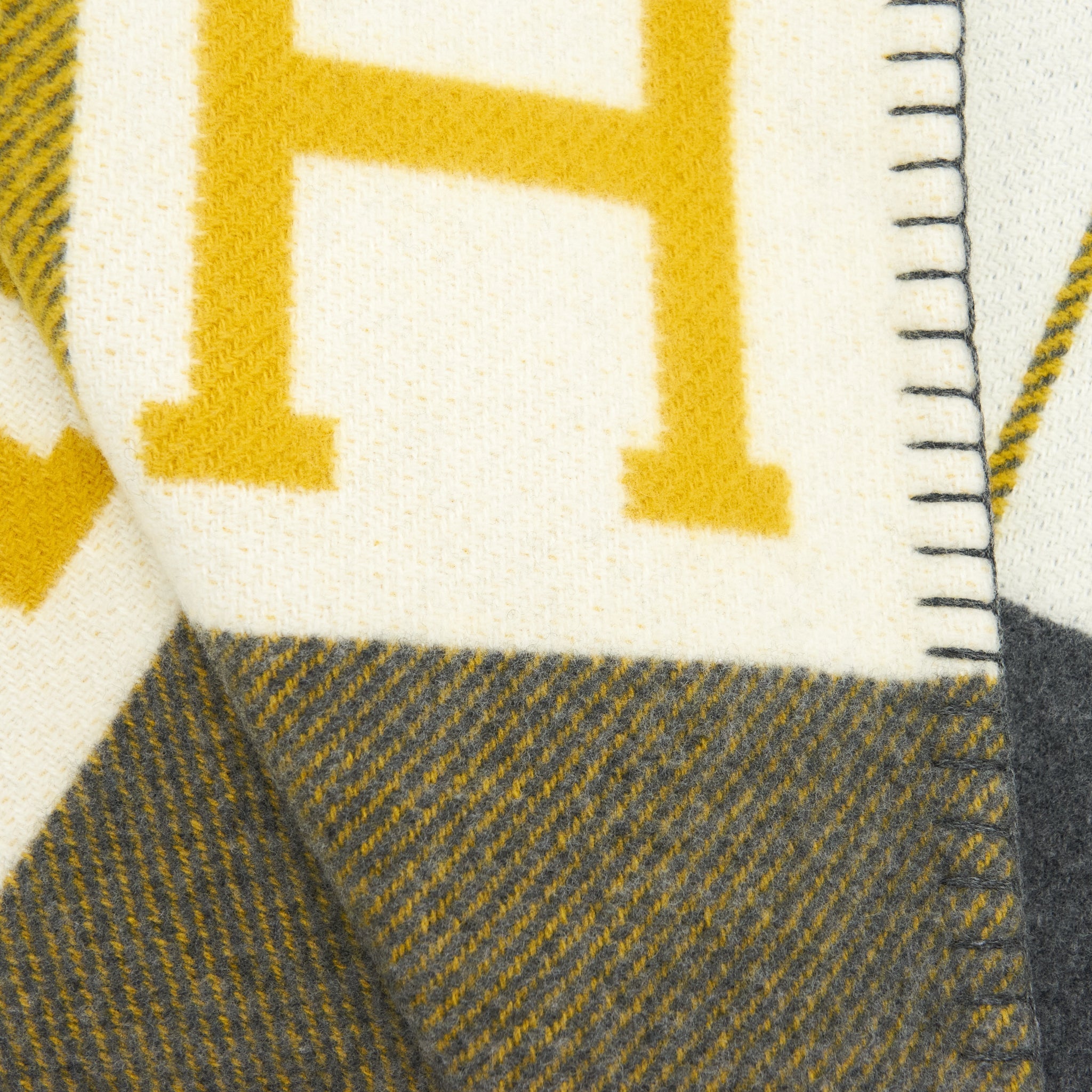 hermes-avalon-throw-blanket-gris-soleil-4