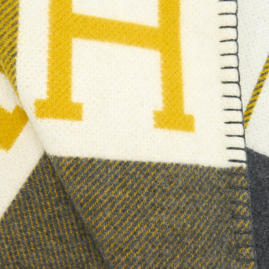 hermes-avalon-throw-blanket-gris-soleil-3