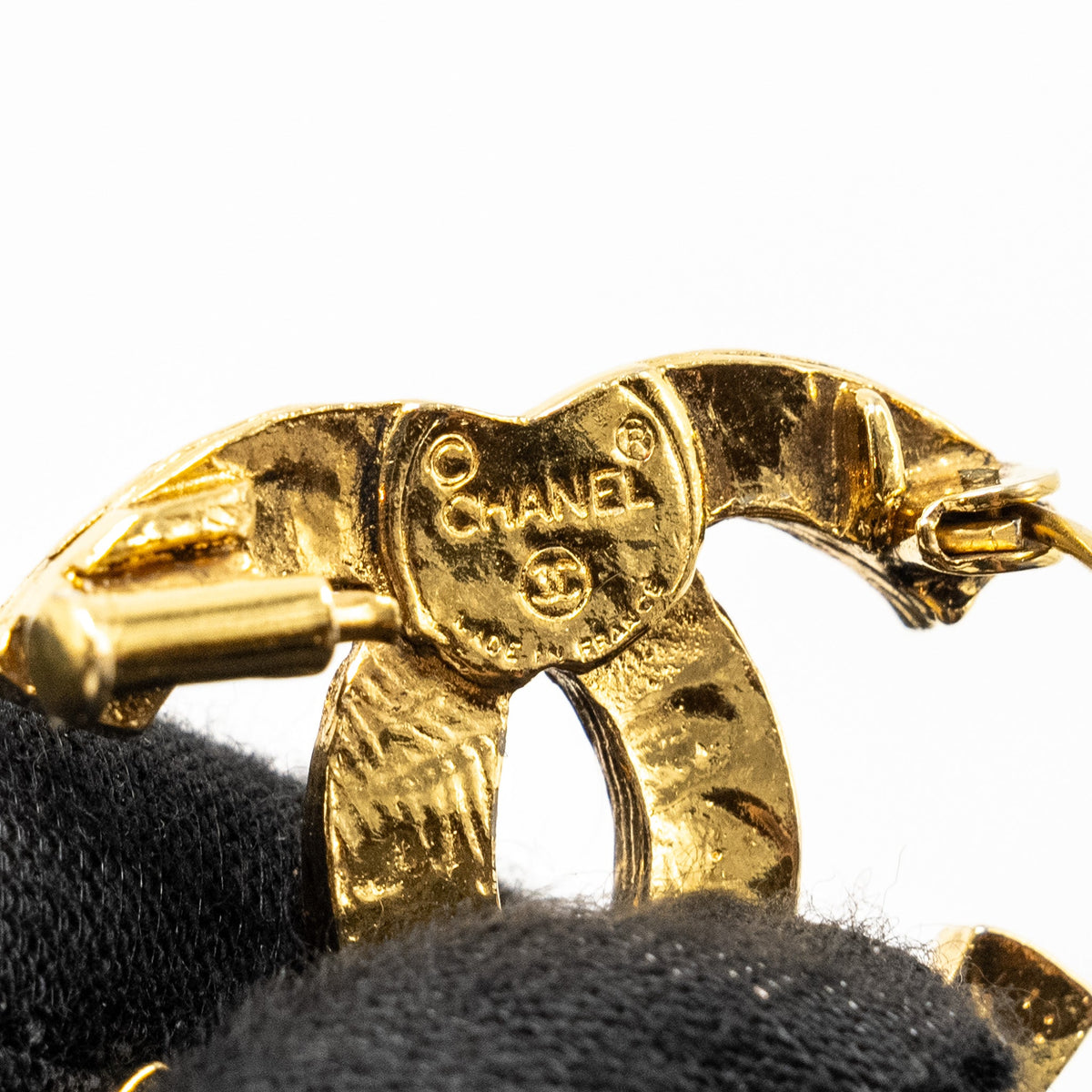 chanel-vintage-cc-logo-crystal-brooch-gold-tone